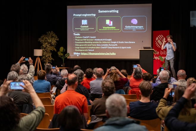Thomas Winters speaking at the Digitale Week in Bibliotheek Tweebronnen in Leuven.