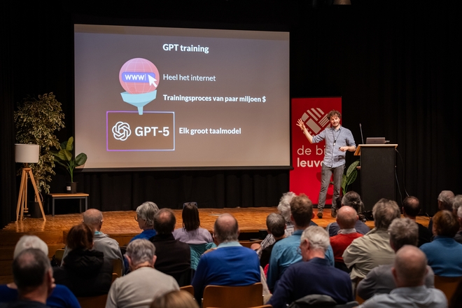 Thomas Winters speaking at the Digitale Week in Bibliotheek Tweebronnen in Leuven.