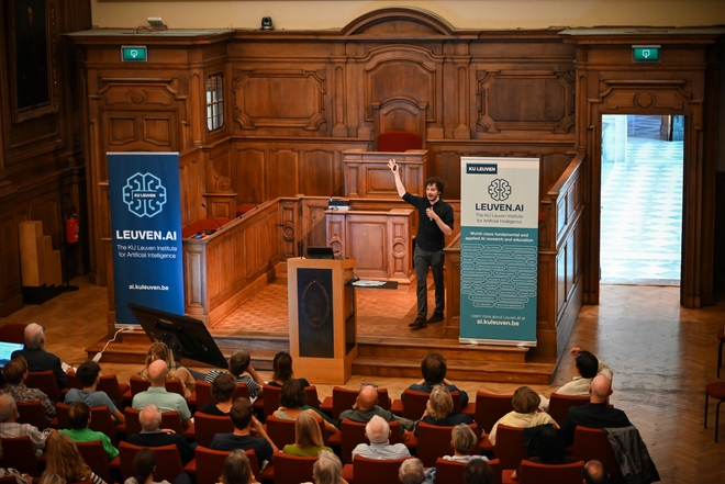 Thomas Winters speaking at the Leuven.AI event.