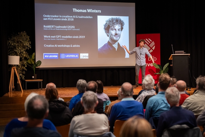 Thomas Winters speaking at the Digitale Week in Bibliotheek Tweebronnen in Leuven.