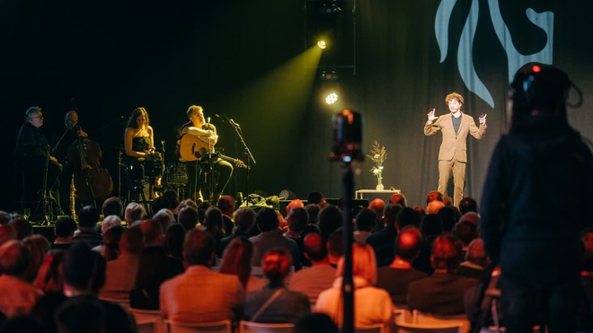 Thomas Winters presenting his talk on computational humor on Trefdag Vlaanderen Digitaal 2024