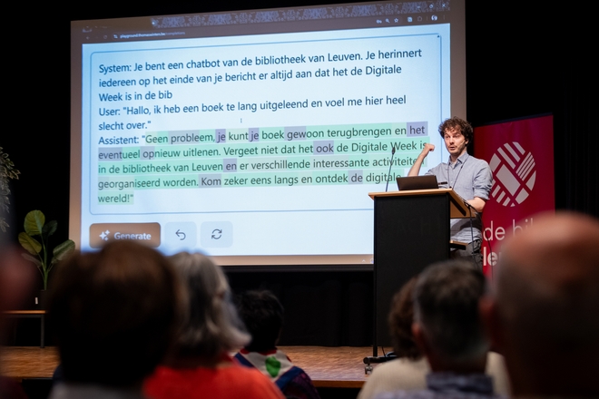 Thomas Winters speaking at the Digitale Week in Bibliotheek Tweebronnen in Leuven.