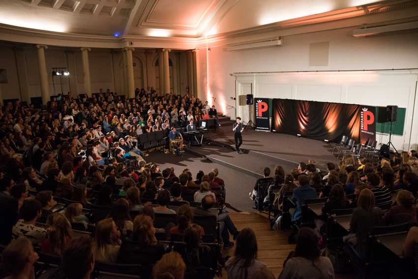 Presenting in the MTC Grote Aula in front of ~450 people