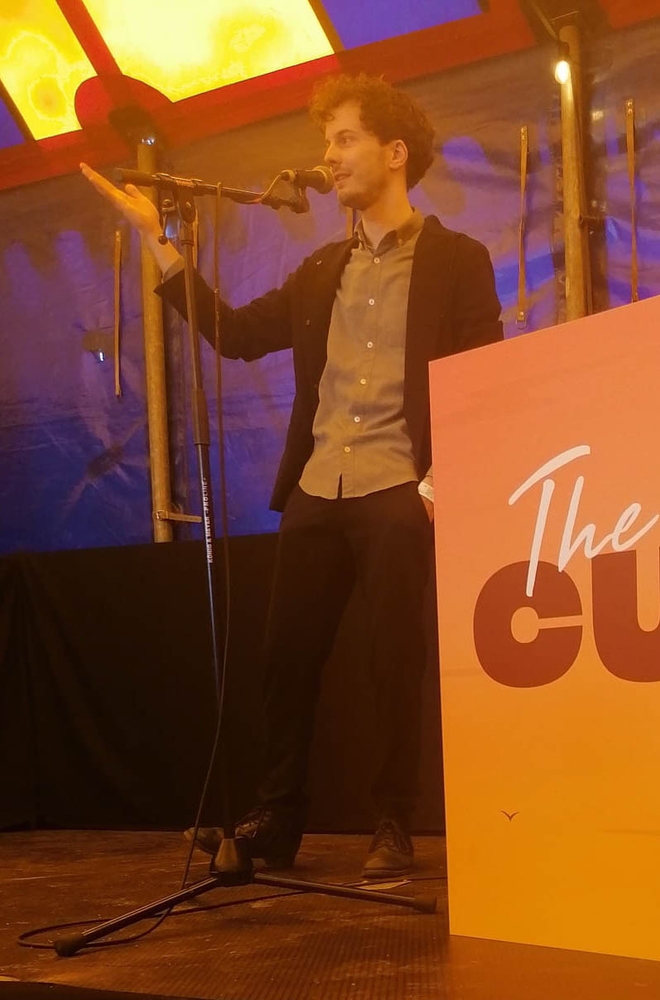 Thomas Winters giving a talk on computational humor at the Nerdland Festival 2023