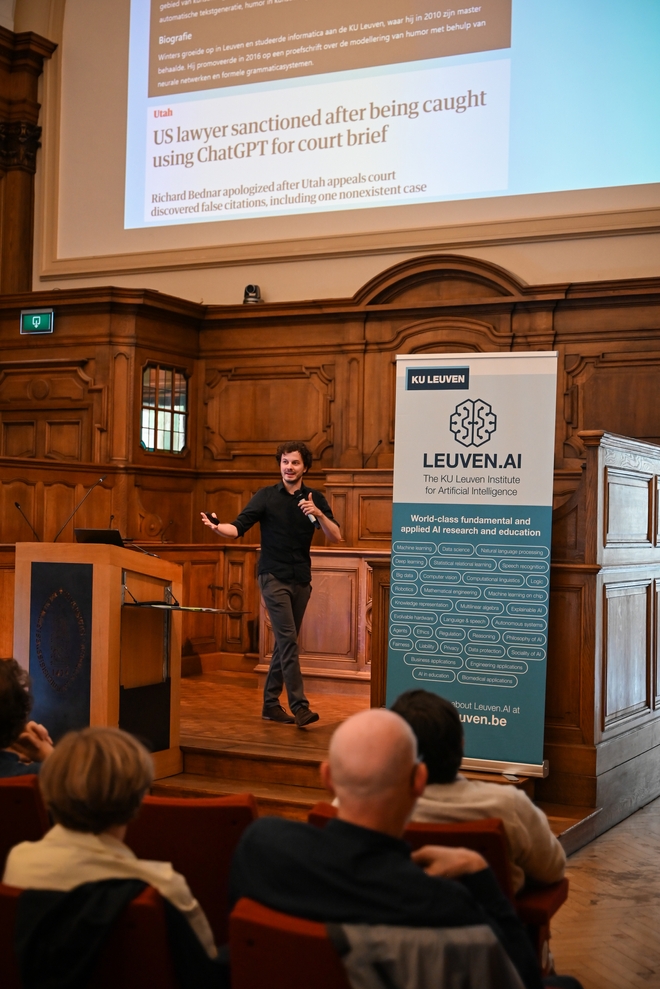 Thomas Winters speaking at the Leuven.AI event.